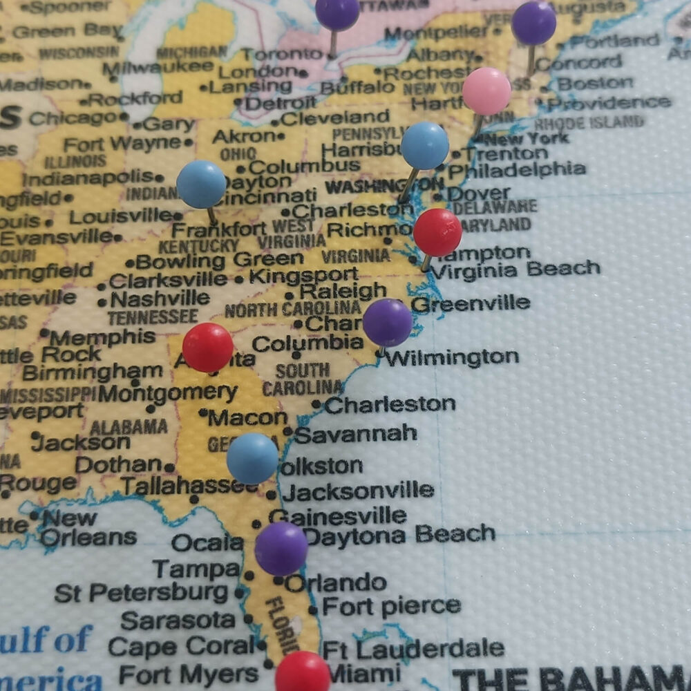 Push pin world map with flags USA Zoom
