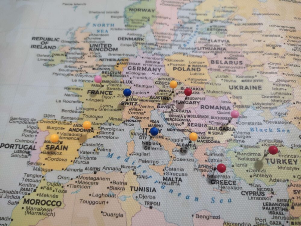 Centered Pacific Ocean Push Pin World Map - Classic Edition - europe zoom